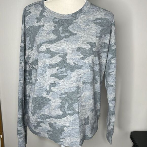 Olive & Oak Tops - Women’s Medium Olive and Oak Camo Crew
